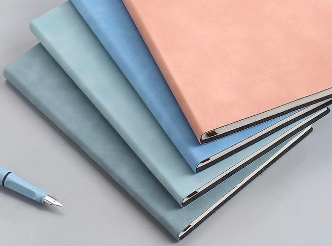 ΚΩΔ.27-2700Α5. Valvoro Notebook A5, 100 Φύλ. 100γρ. Με Λάστιχο Σε Έξι Χρώματα.